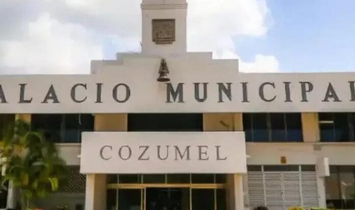 Se desploma elevador en Ayuntamiento de Cozumel, hay dos lesionados. Es un nuevo percance en el estado con ascensores.