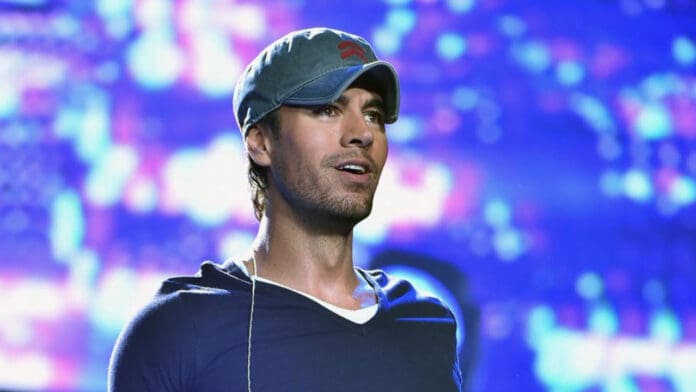 Mujer pensó que tenía una relación con Enrique Iglesias y casi pierde su matrimonio, era una estafa