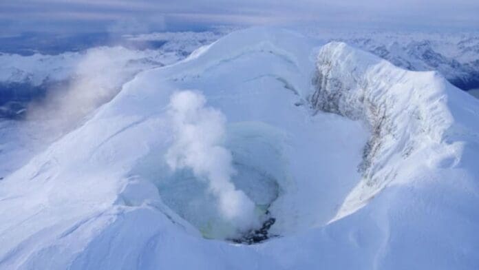 Científicos alertan que volcán en Alaska podría hacer erupción