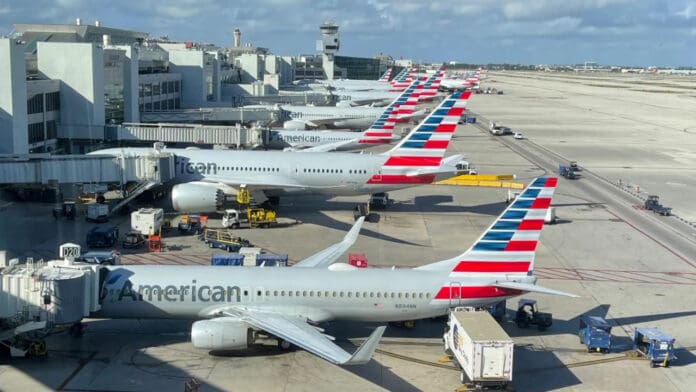 Pasajero de American Airlines se traga un rosario en pleno vuelo y desata el caos al decir que 