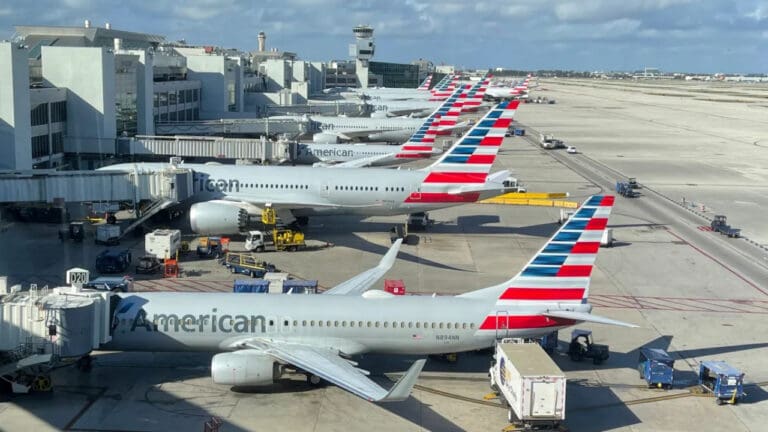 Video: Pasajero de American Airlines se traga un rosario en pleno vuelo y desata el caos al decir que “huía de demonios”