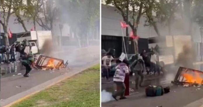 Fotógrafo es lesionado de gravedad por policías durante protesta de jubilados en Argentina. Gobierno minimiza lo sucedido.
