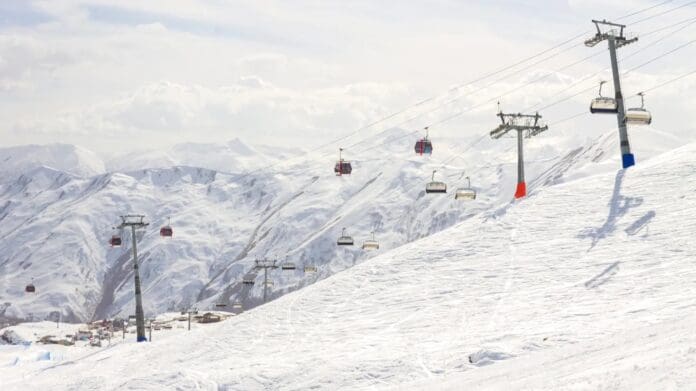 Muere hombre tras caer de una silla en una estación de esquí de Montana