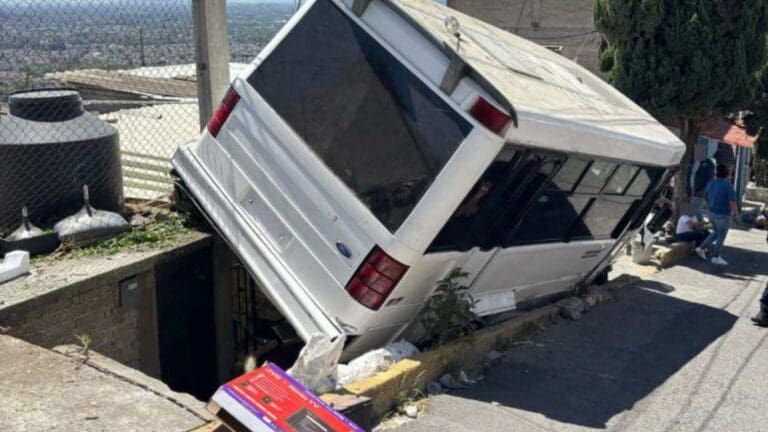 Microbús se impacta contra una casa tras quedarse sin frenos en CDMX