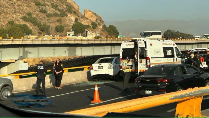 Muere sujeto atropellado por su propio auto tras detenerse a revisar falla mecánica en Edomex
