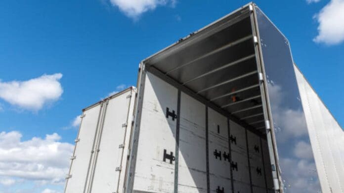 Captan a policías estatales robando mercancía de tráiler en la autopista México-Puebla
