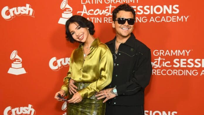 Christian Nodal confiesa que a pesar de las críticas de su relación duerme con la 