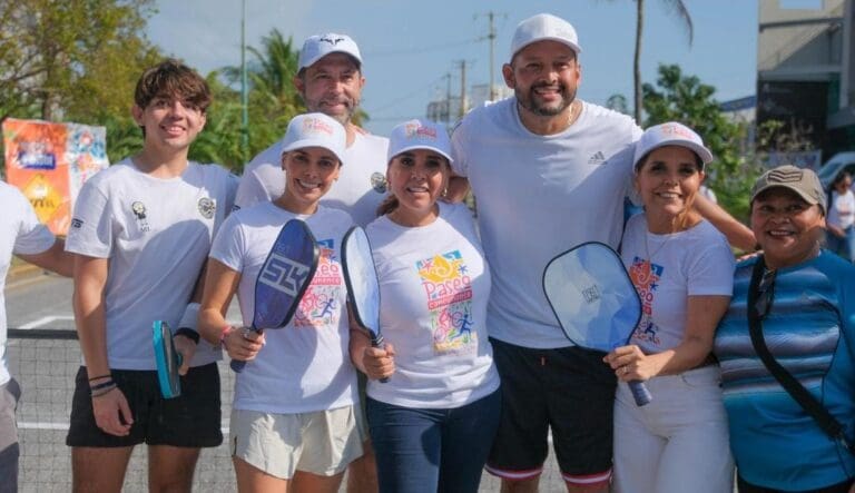 Encabeza Mara Lezama la segunda edición del "Paseo Cancunense", con participación ciudadana en varias avenidas.