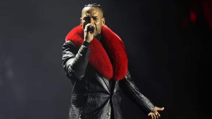 Video: Don Omar corre a un fan durante su concierto en Cancún por aventar cerveza