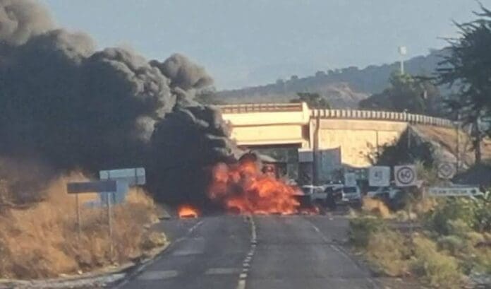 Asesinan a cinco militares tras enfrentamientos y narcobloqueos en límites de Jalisco y Michoacán. Hay otros lesionados.