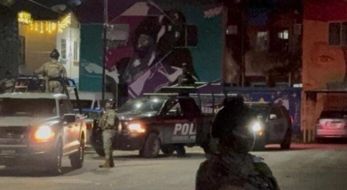 Asesinan a un sujeto dentro de su vehículo en la zona de Corales en Cancún. Los hechos ocurrieron esta madrugada.