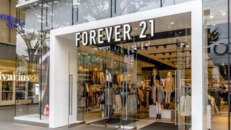 Forever 21 se declara en bancarrota por segunda vez por competencia en línea de tiendas como Shein y Temu