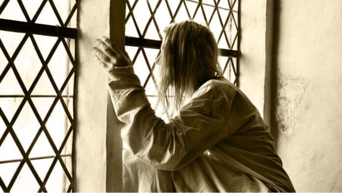 Mujer pasó 45 años encerrada por error en un psiquiátrico de Reino Unido