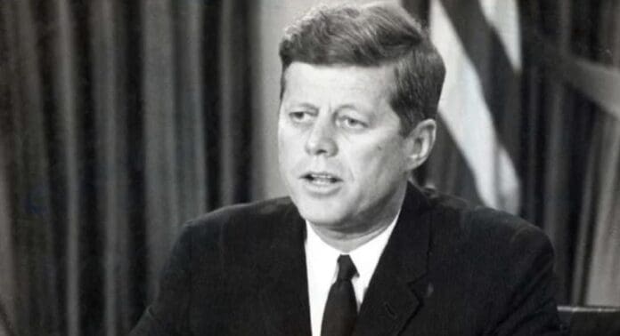 Donald Trump ordena desclasificar 80 mil páginas sobre asesinato de John F. Kennedy. Algunos documentos ya están en línea.