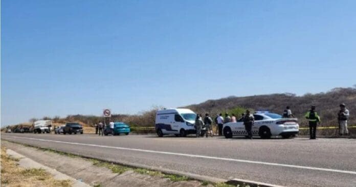 Fallecen seis alumnos de la Universidad de Guanajuato en accidente automovilístico. Estalló una de las llantas de su vehículo.
