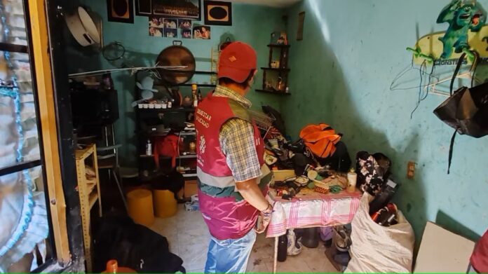 Rescatan a dos niñas por vivir en condiciones insalubres en Iztapalapa, CDMX