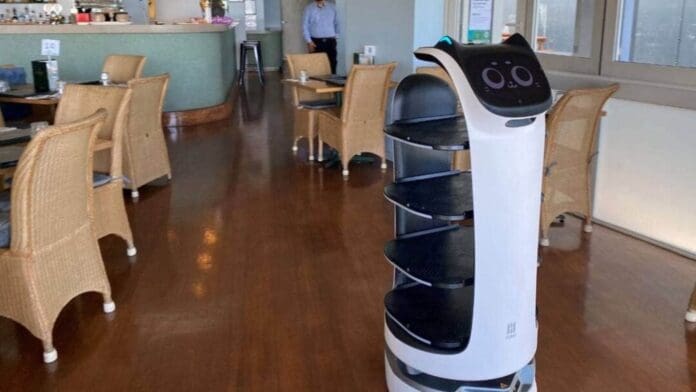 Video: Restaurante en Veracruz emplea a robot como mesero debido a la falta de personal