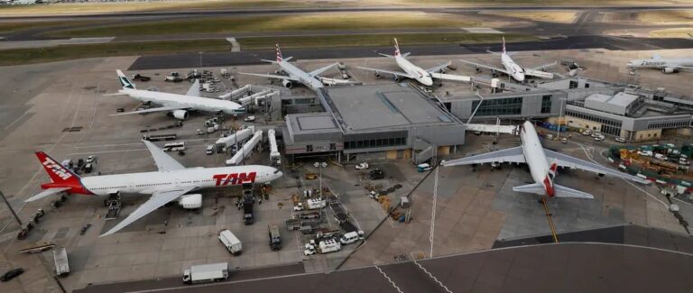 Video: Cancelan más de mil 300 vuelos por incendio del aeropuerto de Heathrow en Londres