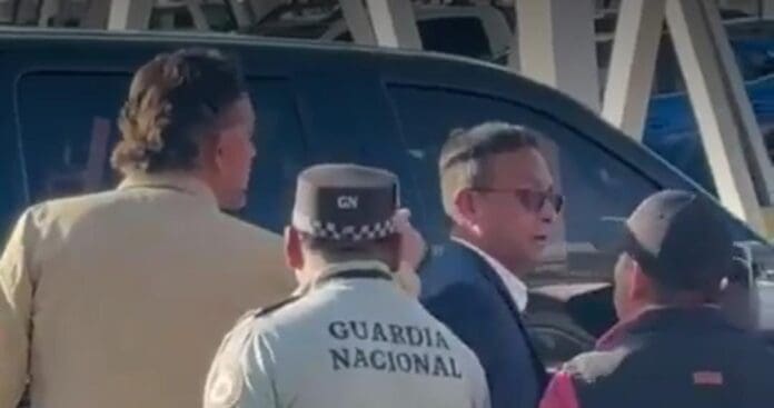 Un empresario de Chihuahua intentó golpear al exgobernador Javier Corral. Se lo encontró en un aeropuerto.