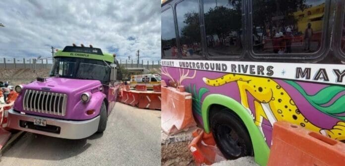 Camión de Xcaret cayó en un bache causado por las obras del Tren Maya en Playa del Carmen. Vaya susto de los pasajeros.