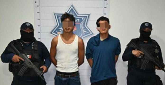 Detienen a dos ladrones de Cancún que asaltaron un comercio con machete. Con el arma blanca amenazaron a una empleada.