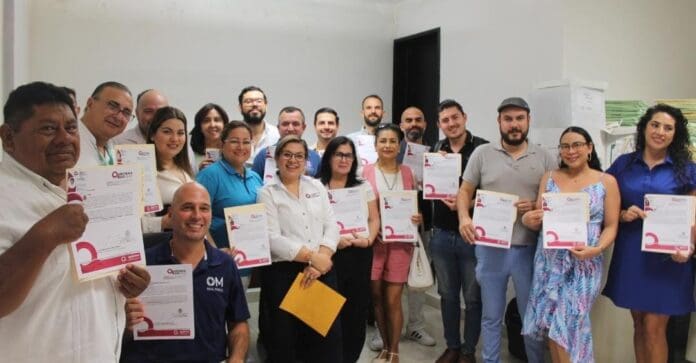 Entrega SEDETUS matrículas de profesionales inmobiliarios a personas del sector tanto en Playa del Carmen como en Cancún.