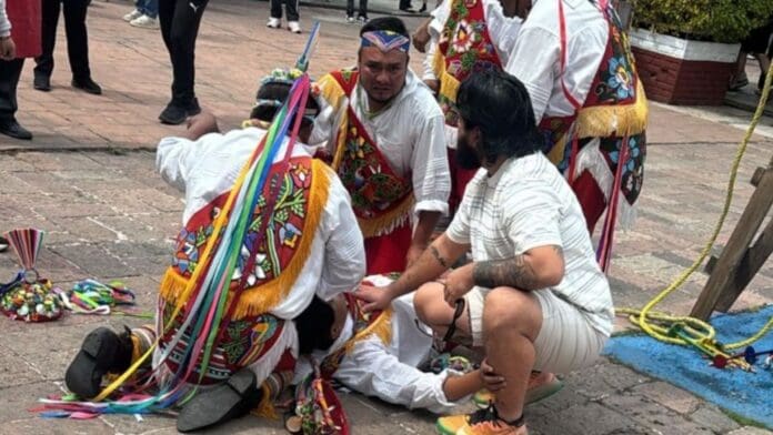 Volador de Papantla cae en plena danza en Xochimilco