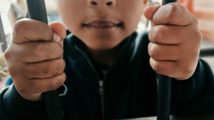 Pareja de Estados Unidos es condenada a 150 años de cárcel por esclavizar a sus hijos adoptivos