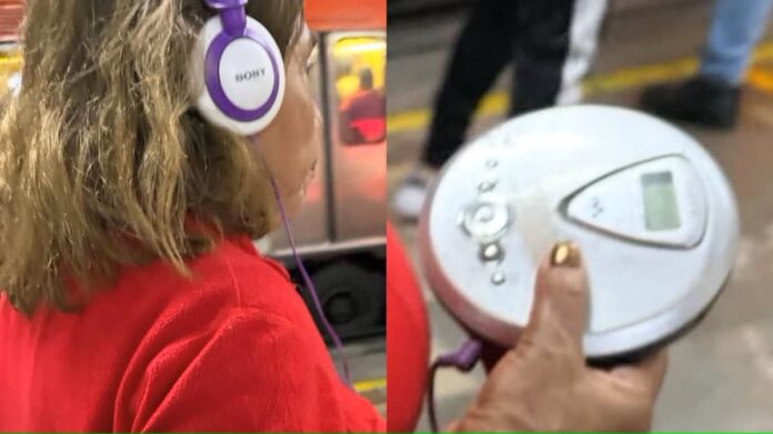 Captan a mujer escuchando música en el metro de CDMX con un discman