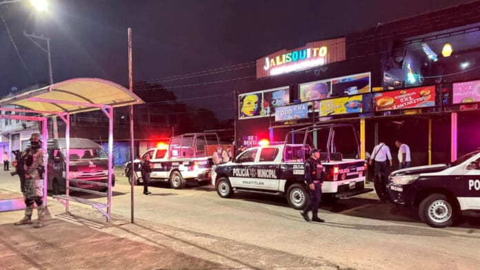 Dueño de un bar en Veracruz se cansó de pagar extorsiones, arrolló a los agresores y huyó