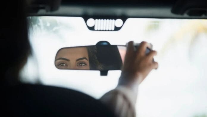 Video: Chica descubre la infidelidad de su novio por un detalle en el espejo del carro