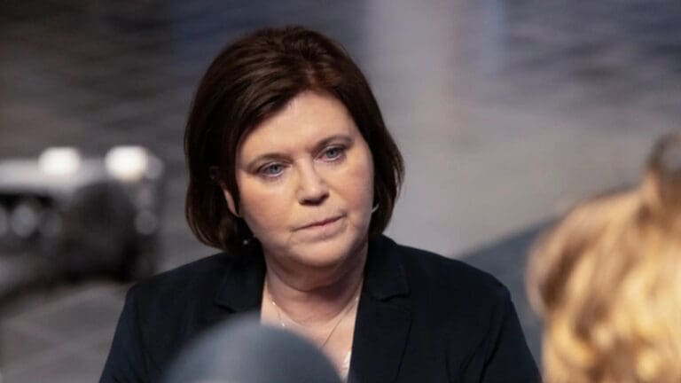 Ministra de Islandia renuncia a su cargo tras admitir que tuvo un hijo con un menor hace 30 años