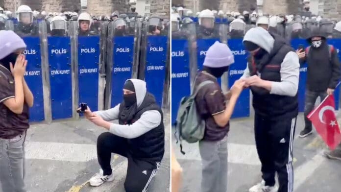 Video: Joven propone matrimonio a su novia en medio de las protestas contra el Gobierno en Turquía