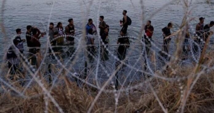 Estados Unidos sugiere a los migrantes indocumentados que se autodeporten o serán tratados con rudeza por las autoridades.