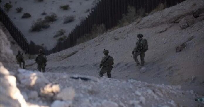 Militares de Estados Unidos patrullan la frontera con México a bordo de equipos tácticos. Refuerzan la seguridad.