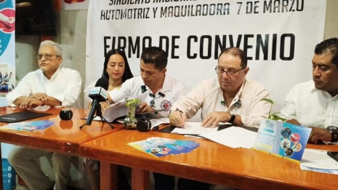 Firman convenio para brindar seguros y atención médica a 30 mil trabajadores de la industria automotriz en Quintana Roo