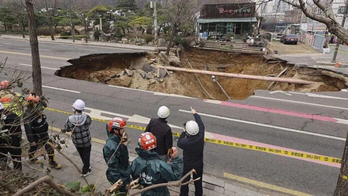Video: Motociclista es encontrado muerto después de caer en un socavón gigante en Seúl