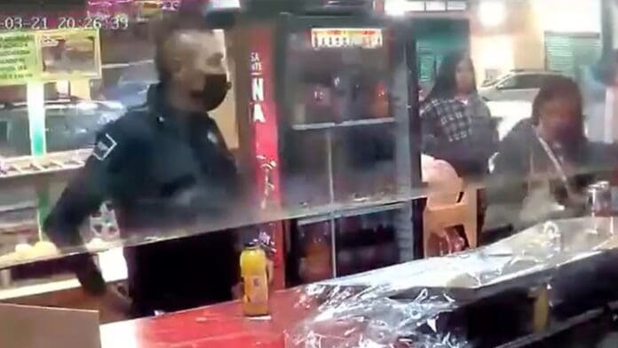 VIDEO: Captan a policía robando cartera de cliente de tienda en Tlaxcala