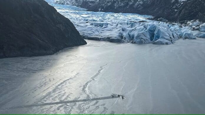 Encuentran con vida a piloto y dos niñas sobre el ala de una avioneta tras caer en un lago en Alaska