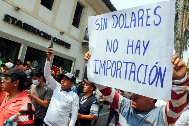 Persisten protestas por escasez de dólares y combustible en Bolivia