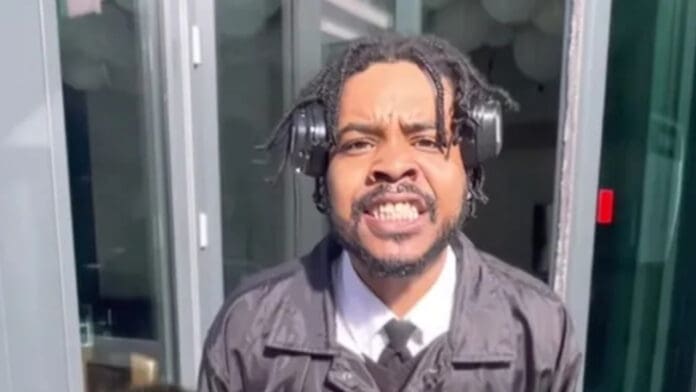 Video: Guardia de seguridad afrodescendiente agrede a repartidores latinos en Estados Unidos