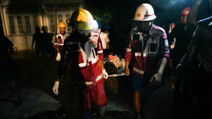 Video: Rescatan a mujer que estuvo 30 horas bajo los escombros tras el terremoto en Myanmar