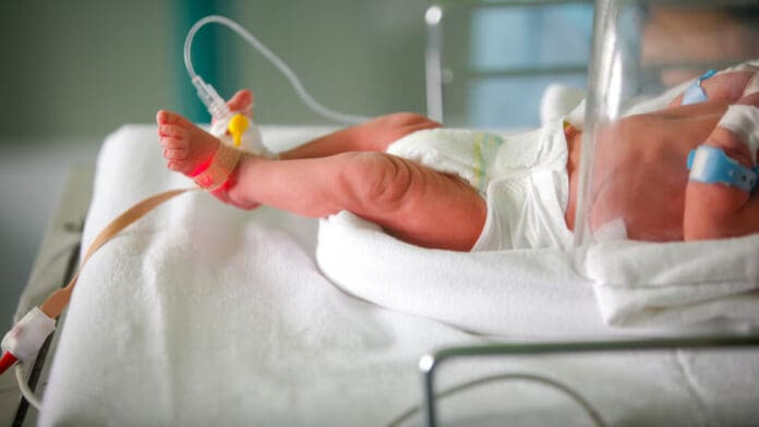 Bebé dado por muerto es rescatado por sus abuelas en la morgue