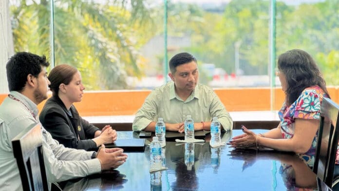 Sindicato de Taxistas de Playa del Carmen firma convenio con la Universidad Vizcaya de las Américas