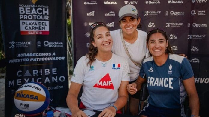 Atletas del Tour Mundial de Voleibol de Playa Elite 16 conviven con la afición de Playa del Carmen