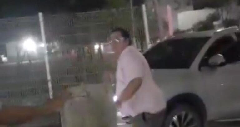 Doctor del Hospital General de Cancún agrede con una cadena a una guardia de seguridad. Al parecer le dislocó el hombro.