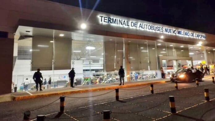 Joven viaja de Tijuana a Jalisco por una falsa promesa de empleo, termina varado