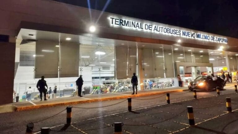 Joven viaja de Tijuana a Jalisco por una falsa promesa de empleo, termina varado