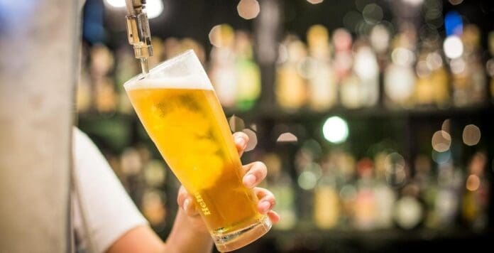 Aranceles de Donald Trump afectarán a productores de cerveza en Estados Unidos, México y Canadá. Todo costará más.