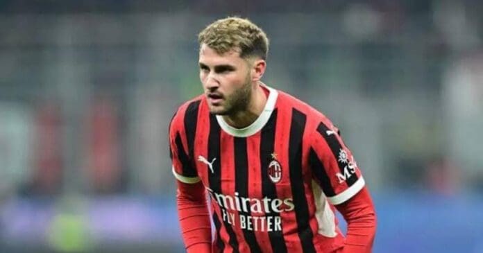 El mexicano Santiago Giménez falló un penal en la derrota del Milan ante el Napoli en Italia. Ha sido muy criticado.